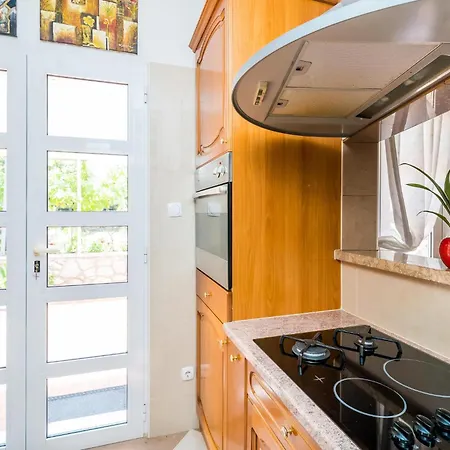 בית נופש 3 Bedroom Nice In Zaton Veliki זאטון