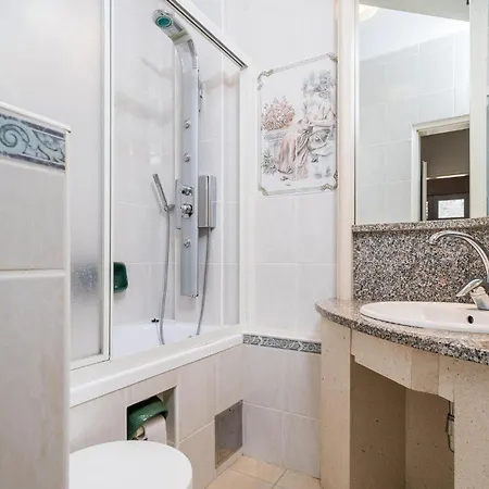 別荘 3 Bedroom Nice In Zaton Veliki ザトン